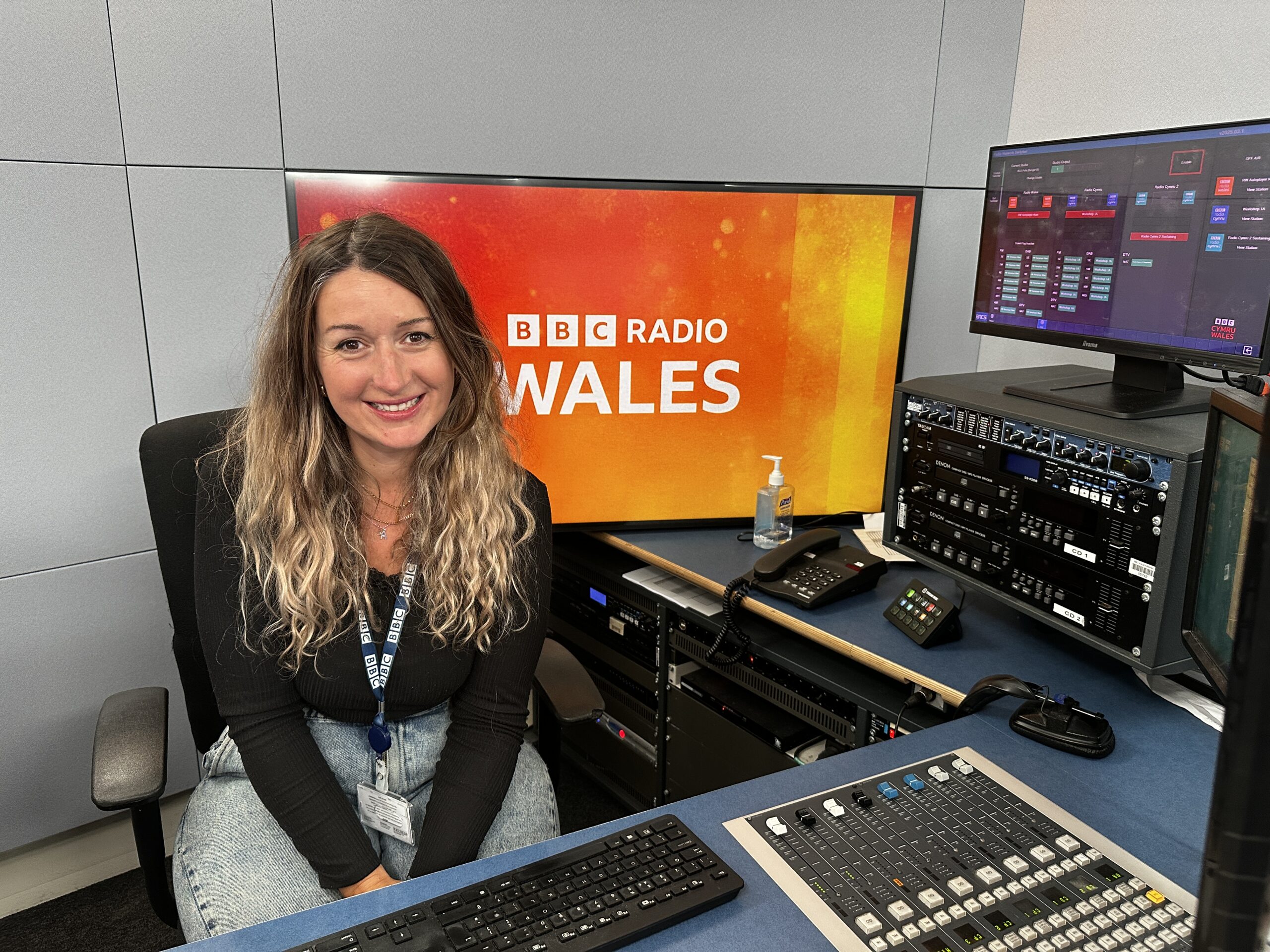 Lois Cernyw Live from Bangor for BBC Radio Wales